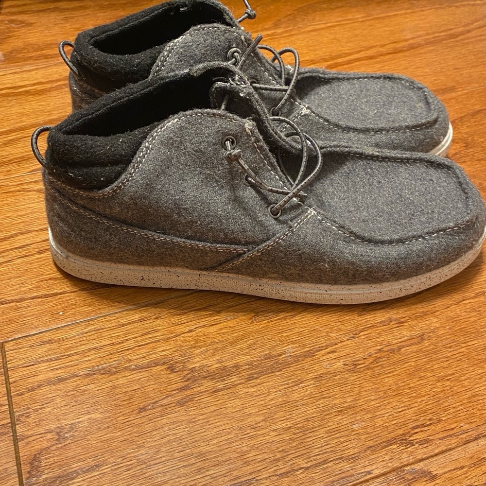 Nordstrom Rack Grey warm soft woolen textured chukka boys sneaker in size 4